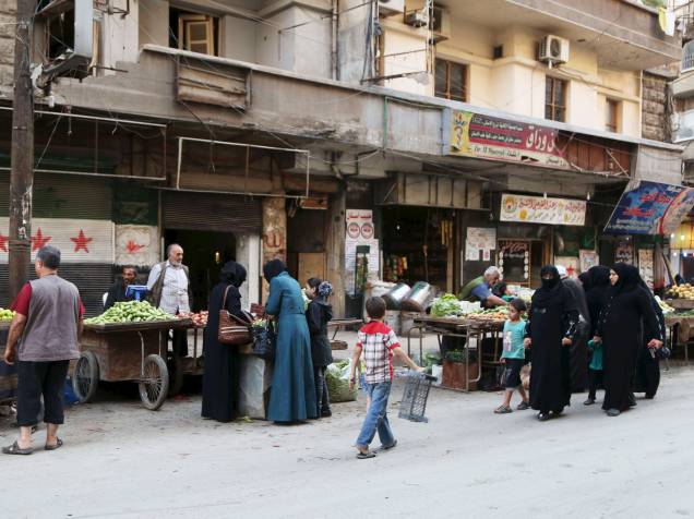 Comerciantes vendem produtos ao longo de uma rua de bairro Bustan al-Qasr em Aleppo, na Síria - 14/10/2015
