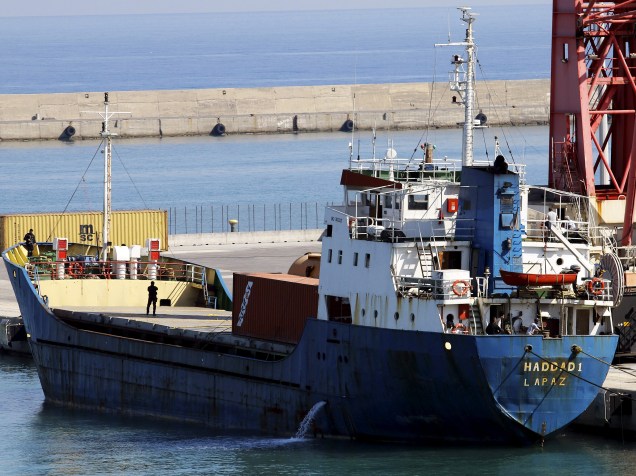 Autoridades gregas tomam um cargueiro de bandeira boliviana, transportando um carregamento clandestino de armas que seguia da Turquia para a Líbia, no porto de Heraklion, na ilha de Creta