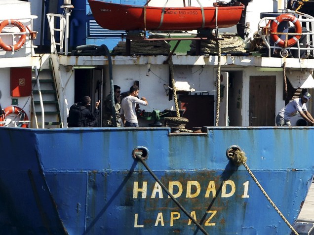 Autoridades gregas tomam um cargueiro de bandeira boliviana, transportando um carregamento clandestino de armas que seguia da Turquia para a Líbia, no porto de Heraklion, na ilha de Creta