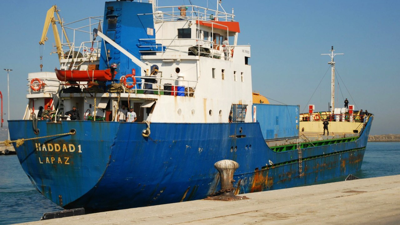 Autoridades gregas tomam um cargueiro de bandeira boliviana, transportando um carregamento clandestino de armas que seguia da Turquia para a Líbia, no porto de Heraklion, na ilha de Creta