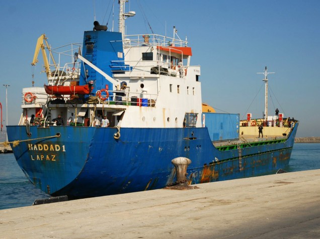  Autoridades gregas tomam um cargueiro de bandeira boliviana, transportando um carregamento clandestino de armas que seguia da Turquia para a Líbia, no porto de Heraklion, na ilha de Creta