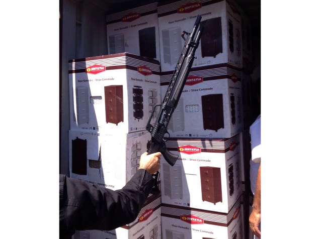 Armas e munições, partes de um carregamento clandestino, foram apreendidas do cargueiro Haddad 1 de bandeira boliviana, que seguia da Turquia para Líbia