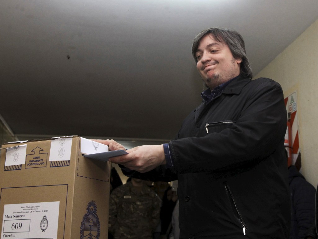 Maximo Kirchner, filho da presidente Cristina Kirchner, deposita seu voto em uma seção eleitoral em Rio Gallegos, Argentina - 25/10/2015