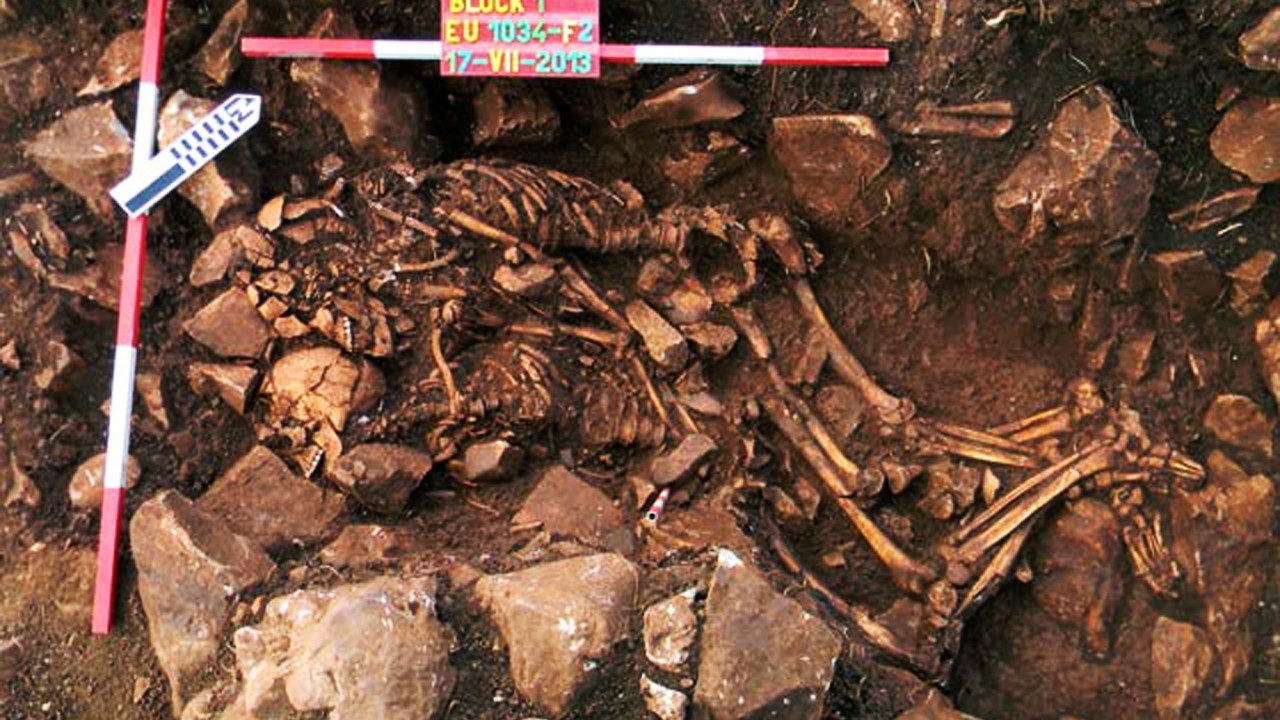 Dois esqueletos enterrados foram encontrados abraçados em foto divulgada pelo Ministério da Cultura da Grécia