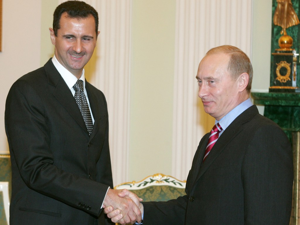 O presidente da Rússia, Vladimir Putin (à dir.) e o presidente da Síria, Bashar al-Assad apertam as mãos durante encontro no Kremlin em 2006