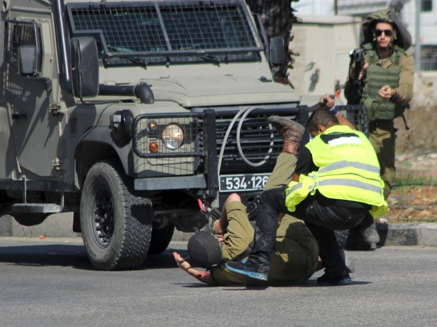 Palestino que se passava por jornalista, ataca a facadas um soldado israelense perto da cidade de Hebron, Cisjordânia