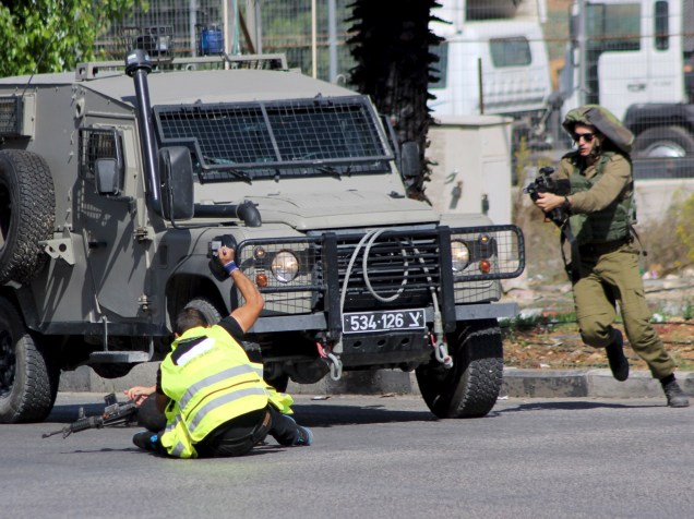 Palestino que se passava por jornalista, ataca a facadas um soldado israelense perto da cidade de Hebron, Cisjordânia