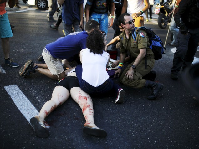 Mulher recebe atendimento após ser esfaqueada por um judeu ultraortodoxo durante a Parada do Orgulho Gay em Jerusalém, Israel - 30/07/2015
