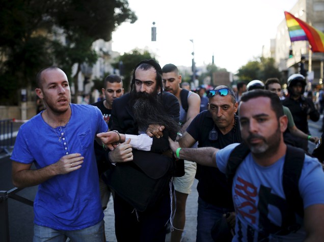 Judeu ultraortodoxo é detido após esfaquear seis pessoas durante a Parada do Orgulho Gay em Jerusalém, Israel - 30/07/2015