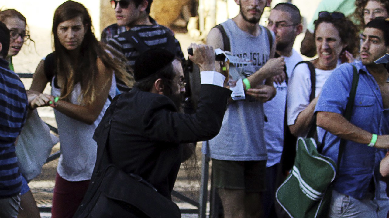 Fotógrafo registra o momento do ataque de um judeu ultraortodoxo contra participantes da Parada do Orgulho Gay em Jerusalém, Israel - 30/07/2015