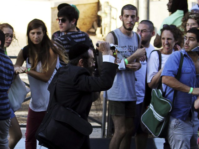 Fotógrafo registra o momento do ataque de um judeu ultraortodoxo contra participantes da Parada do Orgulho Gay em Jerusalém, Israel - 30/07/2015
