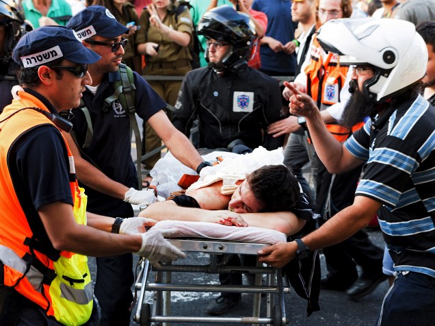 Homem recebe atendimento após ser esfaqueado por um judeu ultraortodoxo durante a Parada do Orgulho Gay em Jerusalém, Israel - 30/07/2015