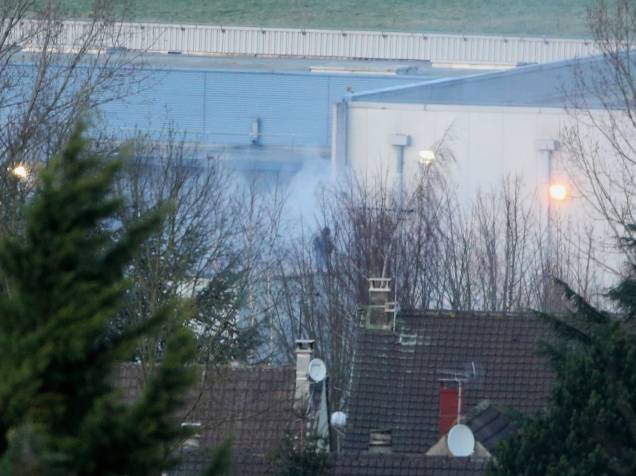 Fumaça sai do prédio enquanto policiais das forças especias da França invadem prédio em Dammartin en Goele, próximo a Paris