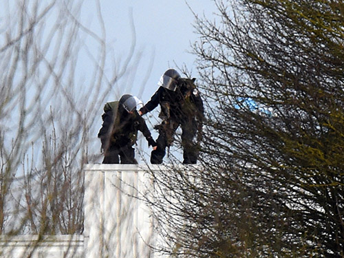 Policiais das forças especiais da França entram no prédio em que dois irmãos fazem um homem de refém em Dammartin en Goele, norte de Paris