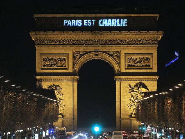 A frase Paris est Charlie (Paris é Charlie) é projetada no Arco do Triunfo em Paris, em homenagem às vítimas do atentado ao semanário satírico Charlie Hebdo - 09/01/2015