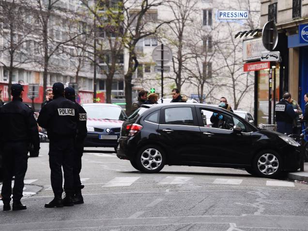Policiais franceses ao lado do carro usado por homens armados que invadiram os escritórios da revista satírica Charlie Hebdo, matando 12 pessoas