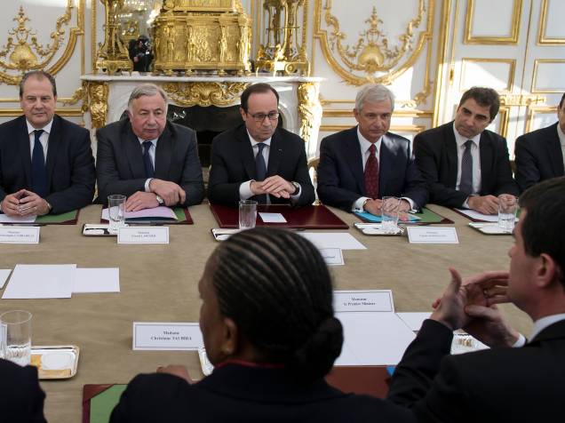 O presidente da França, François Hollande, durante encontro com os membros do Parlamento francês e do Senado, nesta quinta-feira (08)