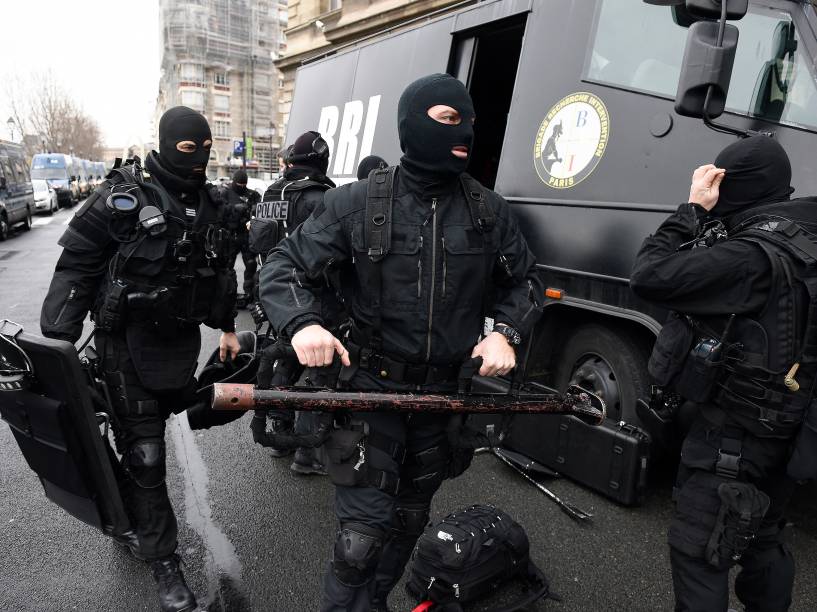 Os membros do grupo de intervenção da polícia nacional francesa se prepara para mais uma operação de busca dos terroristas que provocaram o atentado à revista Charlie Hebdo, em frente à sede da polícia de Paris - 08/01/2015