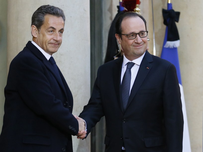O presidente francês, Francois Hollande (à dir.) cumprimenta o ex-presidente e líder da UMP partido de direita Nicolas Sarkozy no Palácio do Eliseu, em Paris, após ataque à revista satírica Charlie Hebdo - 08/01/2015