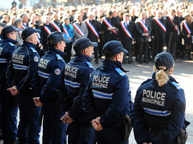 Policiais municipais franceses e representantes locais observam um minuto de silêncio em frente à prefeitura de Toulouse - 08/01/2015