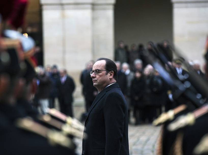 O presidente francês, François Hollande, faz um minuto de silêncio em frente a Prefeitura de Paris, em homenagem às vítimas do ataque contra a sede da revista satírica "Charlie Hebdo"