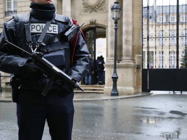 Segurança é reforçada em frente ao Grand Palais de Paris, após o ataque desta quarta-feira à revista Charlie Hebdo