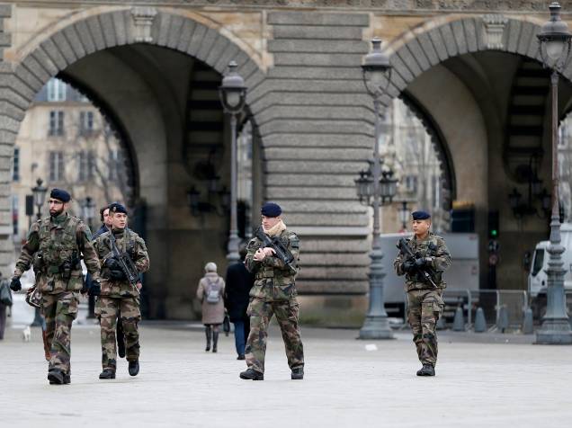  <br>Segurança é reforçada perto do Museu do Louvre, em Paris, após o ataque desta quarta-feira à revista Charlie Hebdo