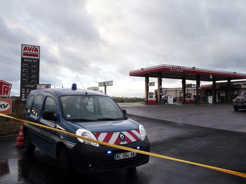 Carro da polícia francesa estacionado em um posto de gasolina em Villers-Cotterets, nordeste de Paris. Os dois suspeitos do ataque à revista satírica Charlie Hebdo foram vistos horas antes no local - 08/01/2015