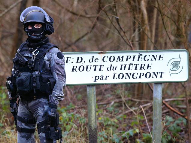 Policial armado é fotografado nos arredores de Villers-Cotterets, nordeste de Paris. Os dois suspeitos do ataque à revista satírica Charlie Hebdo foram vistos horas antes no local - 08/01/2015