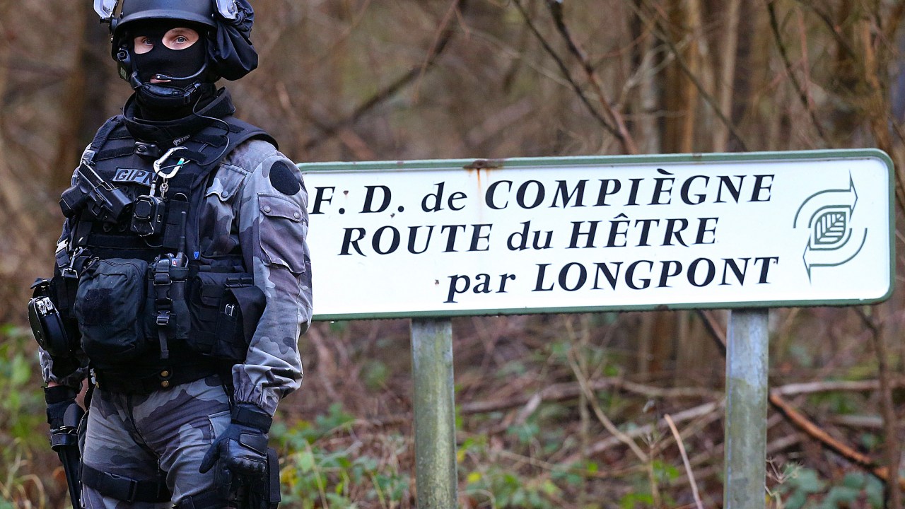 Policial armado é fotografado nos arredores de Villers-Cotterets, nordeste de Paris. Os dois suspeitos do ataque à revista satírica 'Charlie Hebdo' foram vistos horas antes no local - 08/01/2015