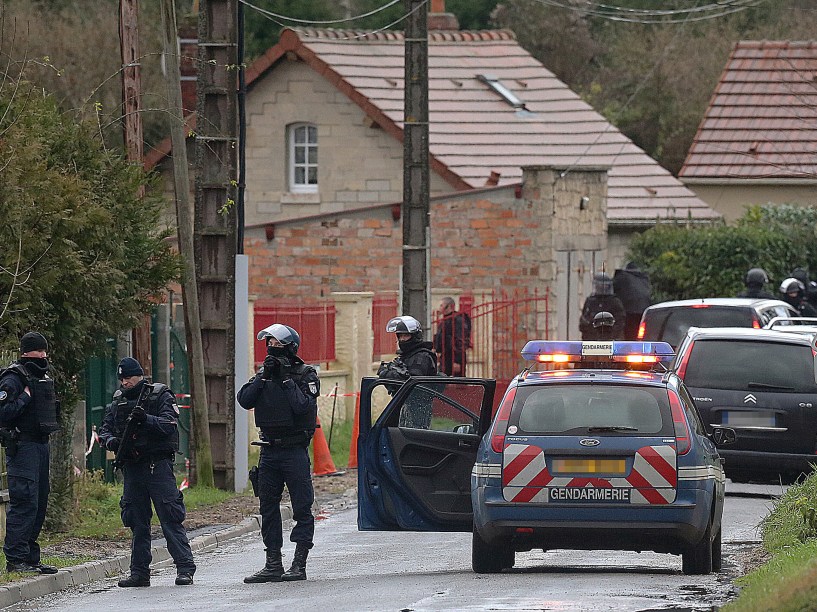 Policiais das forças especiais francesas, são retratados em Corcy, perto Villers-Cotterets, nordeste de Paris - 08/01/2015