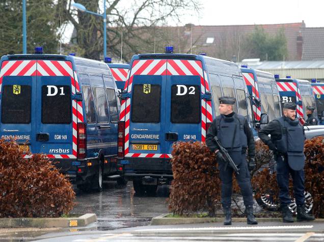 Policiais das forças especiais francesas, são retratados em Corcy, perto Villers-Cotterets, nordeste de Paris - 08/01/2015