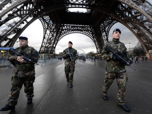 Segurança reforçada na Torre Eiffel após ataque terrorista aos escritórios da revista Charlie Hebdo em Paris