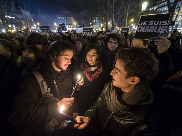 Centenas de pessoas acendem velas e carregam cartazes com a frase Eu sou Charlie durante uma manifestação em homenagem às vítimas do atentado contra o semanário satírico Charlie Hebdo em Paris - 08/01/2015