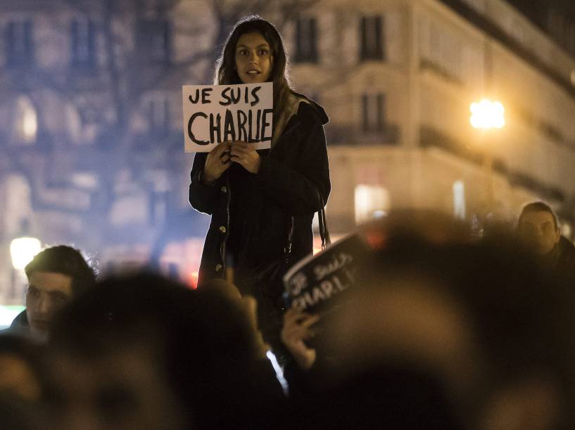 Centenas de pessoas acendem velas e carregam cartazes com a frase Eu sou Charlie durante uma manifestação em homenagem às vítimas do atentado contra o semanário satírico Charlie Hebdo em Paris - 08/01/2015
