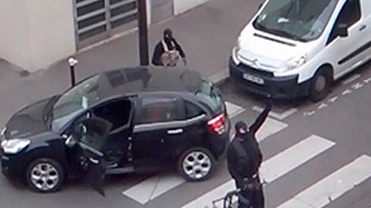 Terroristas armados retornam ao carro após o ataque aos escritórios do semanário satírico francês Charlie Hebdo em uma imagem tomada a partir de um vídeo amador - 07/01/2015