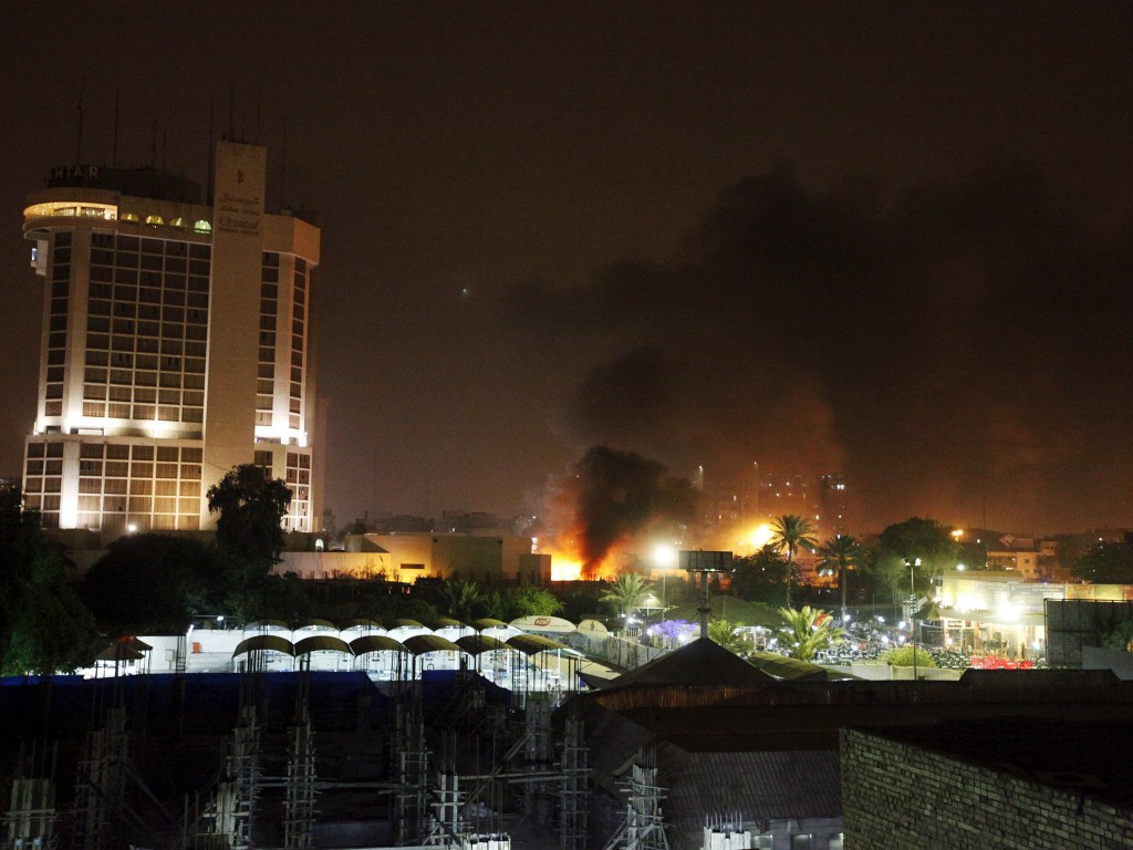 Fumaça sobe a partir do local de um ataque com carro-bomba em Bagdá, no Iraque - 28/05/2015