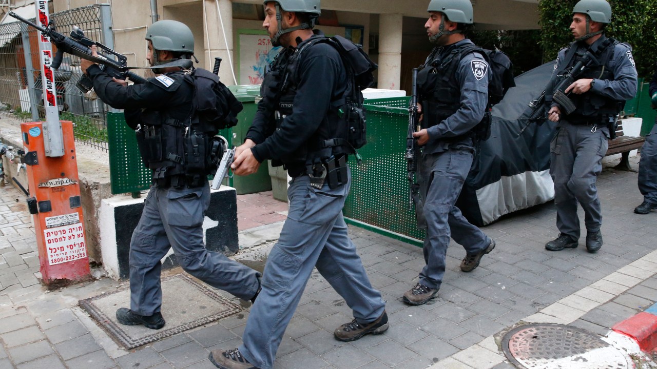 Forças de segurança israelenses patrulham a área na sequência a tiros em um pub na cidade de Tel Aviv matando duas pessoas e ferindo outras cinco - 01/01/2016