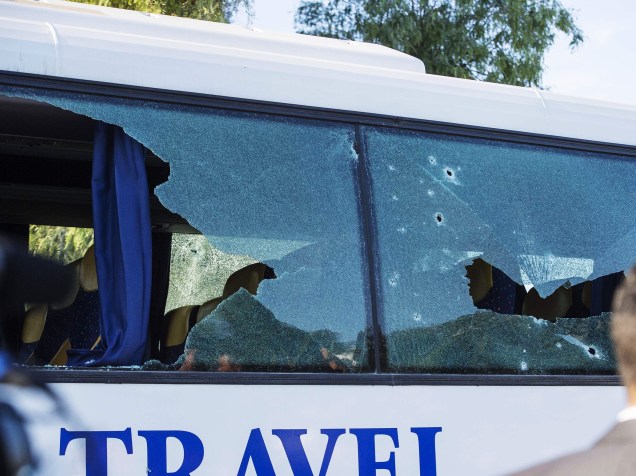 Buracos de bala são vistos na janela de um ônibus de turismo perto do Museu do Bardo após ataque terrorista em Túnis, Tunísia - 18/03/2015