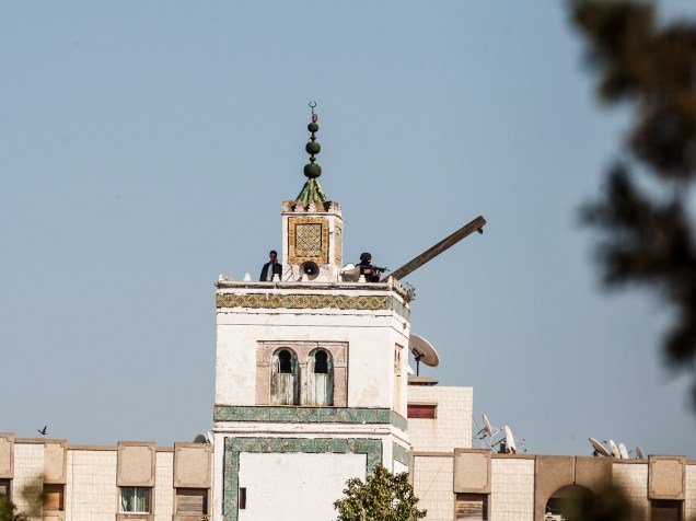 Atiradores das forças de segurança tunisianas no alto de um prédio perto do Museu do Bardo, em Túnis, após ataque terrorista - 18/03/2015