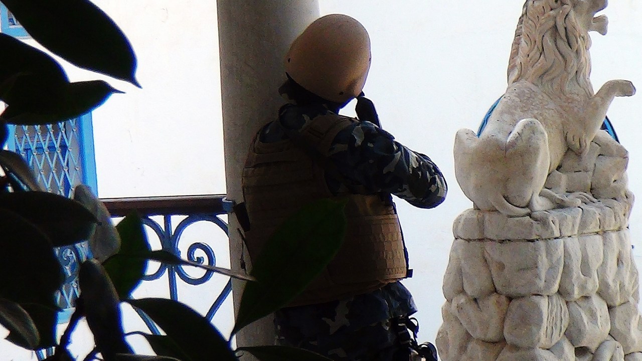Atiradores das forças de segurança tunisianas são vistos nos arredores do Museu do Bardo durante ataque terrorista em Túnis, Tunísia - 18/03/2015