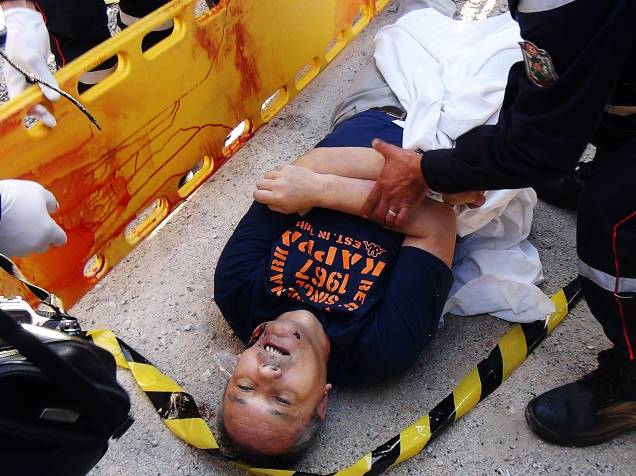 Homem é atendido após se ferir durante ataque terrorista ao Museu do Bardo, em Túnis, na Tunísia - 18/03/2015