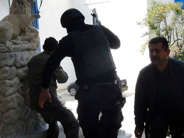 Membros das forças de segurança são vistos nos arredores do Museu do Bardo durante ataque terrorista em Túnis, Tunísia - 18/03/2015