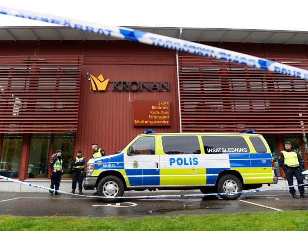 Polícia isola a cena de um ataque a uma escola primária e secundária em Trollhättan, na Suécia. Um homem mascarado armado com uma espada feriu gravemente dois professores e dois alunos antes de ser preso - 22/10/2015