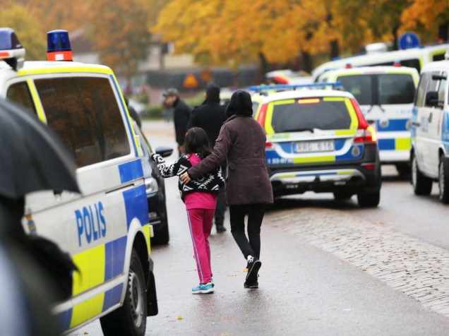 Estudante deixa uma escola em Trollhättan, na Suécia, após ataque de um homem mascarado armado com uma espada que feriu gravemente dois professores e dois alunos antes de ser preso - 22/10/2015