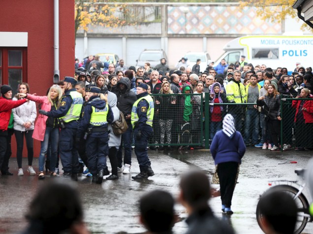 Polícia isola a cena de um ataque a uma escola primária e secundária em Trollhättan, na Suécia. Um homem mascarado armado com uma espada feriu gravemente dois professores e dois alunos antes de ser preso - 22/10/2015