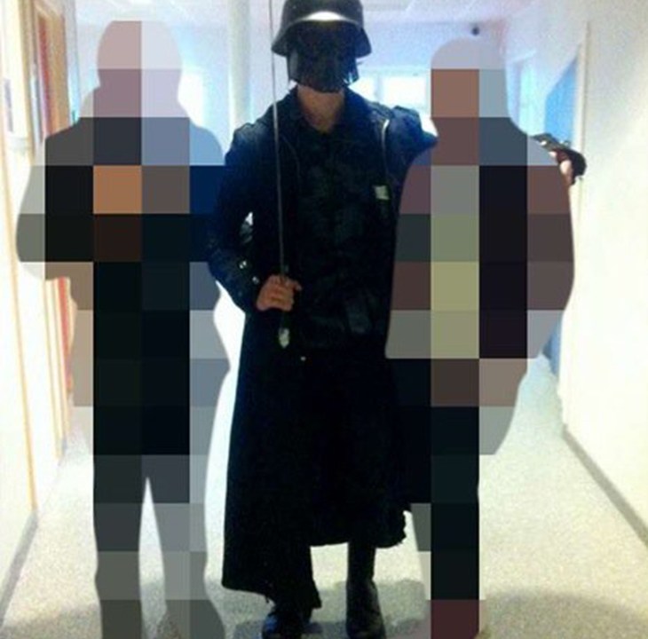 Imagem feita por um estudante mostra o homem que atacou com uma espada estudantes e funcionários de uma escola em Trollhättan, Suécia - 22/10/2015