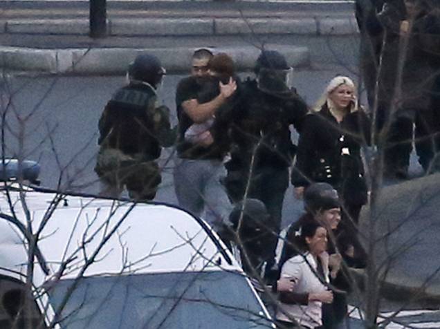 Membros das forças especiais da polícia francesa retiram reféns, incluindo uma criança, após operação em um mercado em Porte de Vincennes, leste de Paris - 09/01/2015