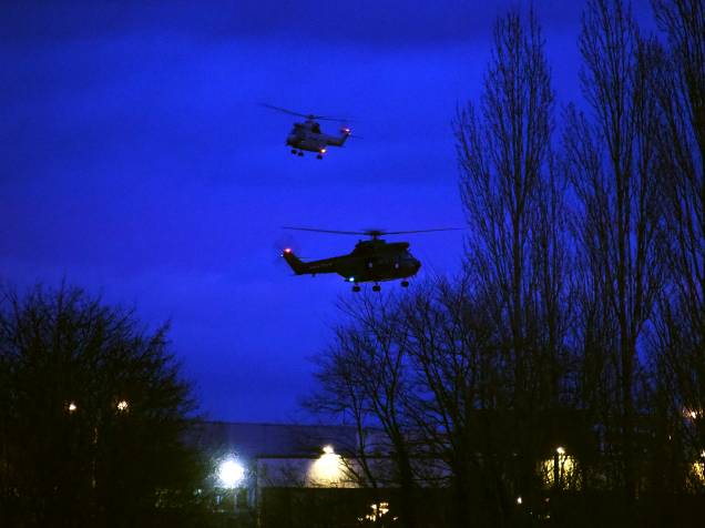 Helicópteros sobrevoam edifícios em Dammartin-en-Goele, ao nordeste de Paris, depois que os dois irmãos suspeitos de matar 12 pessoas em um ataque ao jornal satírico francês Charlie Hebdo foram mortos a tiros pela polícia - 09/01/2015