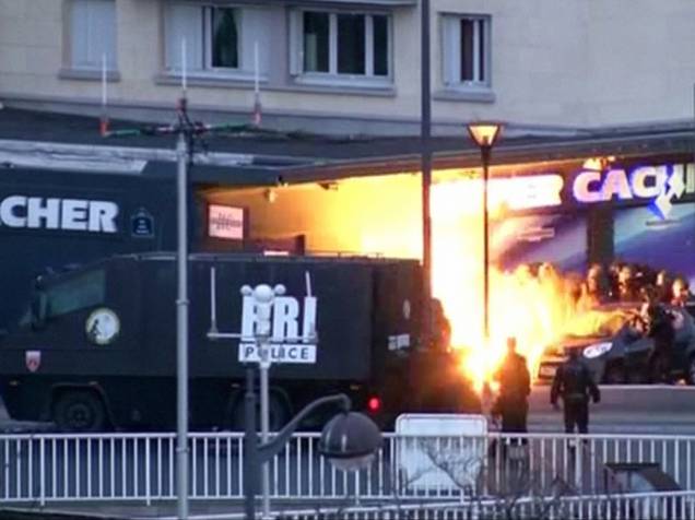 Frame de vídeo mostra o momento da entrada da polícia em um mercado em Porte de Vincennes, leste de Paris - 09/01/2015